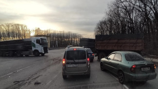 Пятикилометровая пробка сковала выезд из Воронежа после массового ДТП с грузовиками