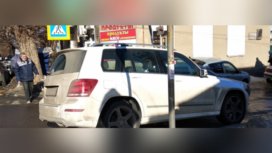 Автохама на элитной иномарке наказали за стоянку на пешеходном переходе в Воронеже