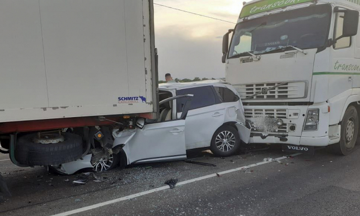 В Воронежской области в зажатой между грузовиками машине пострадали 3  взрослых и 2 ребёнка – Новости Воронежа и Воронежской области – Вести  Воронеж