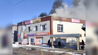 После обстрела ВСУ в Белгородской области загорелся торговый центр: 1 раненый