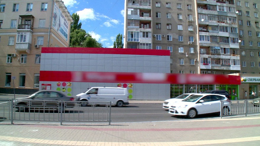 Владельцам магазина в центре Воронежа не удалось отстоять похожий на мавзолей фасад