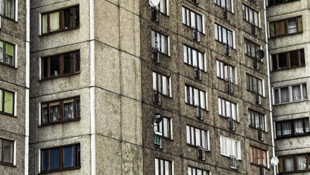 Тело пенсионера нашли во дворе девятиэтажки в Воронеже