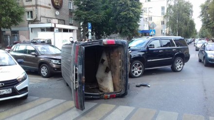В массовом ДТП в центре Воронежа перевернулся микроавтобус: 2 человека в больнице