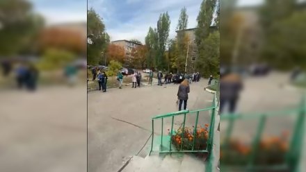Самую длинную ковидную очередь сняли на видео у поликлиники в Воронеже