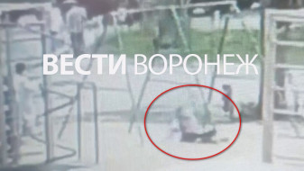 Воронежцам показали момент падения 9-летней девочки с качелей