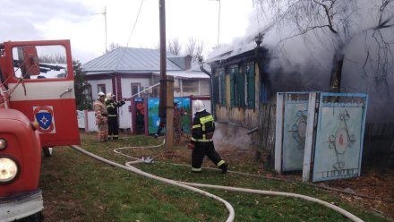 Пожарные вынесли пропановый баллон из горящего дома в Рамони