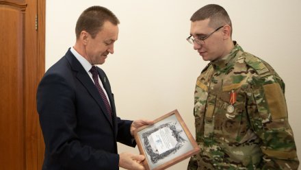 Воронежский разведчик передал председателю облдумы благодарность за помощь бойцам СВО