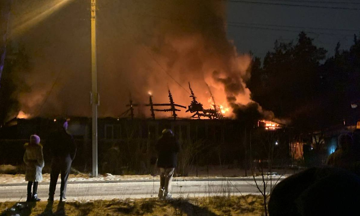 В Воронеже пламя охватило частный дом: появилось видео – Новости Воронежа и  Воронежской области – Вести Воронеж