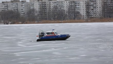 Воронежские спасатели начали дежурить на льду водохранилища на аэролодке