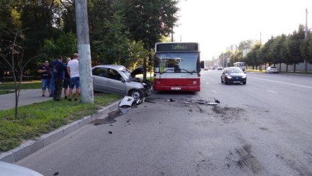 В Воронеже столкнулись пассажирский автобус и легковушка: есть пострадавшие