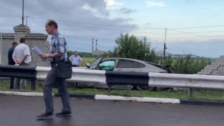 В Воронеже Porsche вылетел в кювет и разбил кирпичный забор