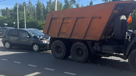 Ford врезался в КамАЗ в Воронеже: пенсионер попал в больницу