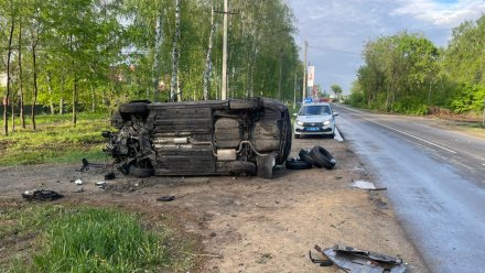 Пьяный водитель врезался в опору ЛЭП под Воронежем и перевернулся: пострадали 2 человека