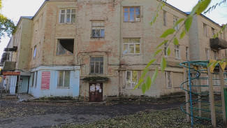 В Семилуках инвалида оставили жить в расселённом доме без воды и отопления