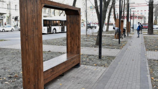 В центре Воронежа установили стильные скамейки в форме рамок