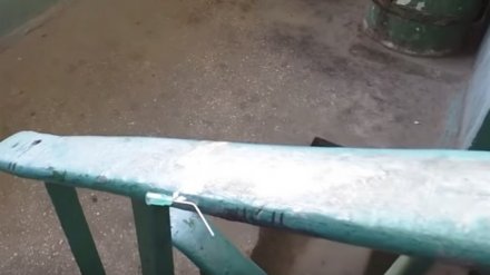 В воронежской многоэтажке неизвестный примотал к перилам иголки от шприца