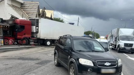 Под Воронежем пострадавшую в ДТП продавщицу киоска отправили домой на лечение