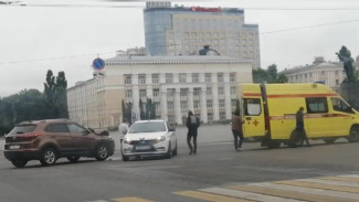 Появились подробности ДТП с такси на главной площади в Воронеже