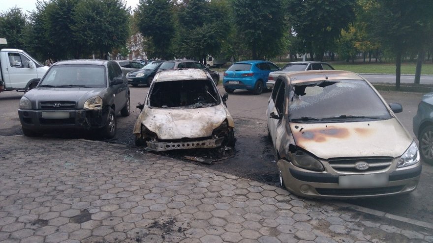 В Воронеже ночью загорелись 3 припаркованные иномарки
