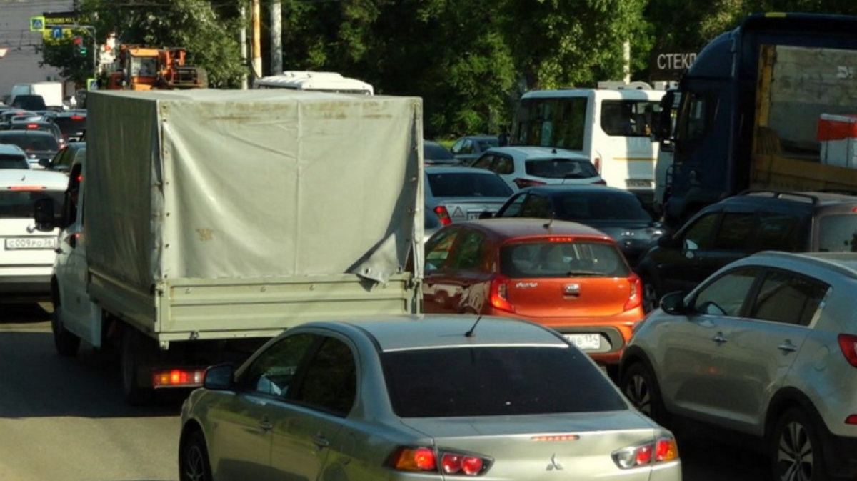 Пятикилометровая пробка образовалась на выезде из Воронежа в сторону Москвы  | 13.08.2023 | Воронеж - БезФормата