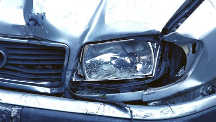 Под Воронежем ехавший по обочине водитель врезался в BMW: пострадал ребёнок