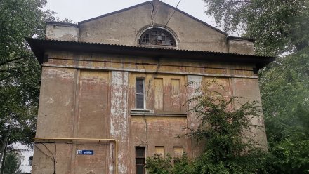 В Воронеже 87-летняя двухэтажка треснула пополам