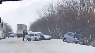 Два автомобиля пострадали в жёстком ДТП в Бобровском районе