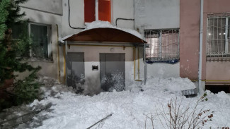 Глыбы снега и огромные сосульки заблокировали вход в подъезд воронежской многоэтажки