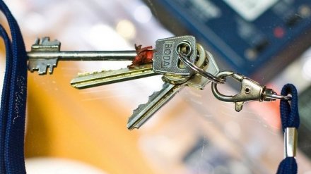 В Воронеже семейную пару принудительно выселили из квартиры