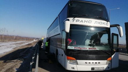 В Воронеже эвакуировали замерзающих на трассе пассажиров двухэтажного автобуса 