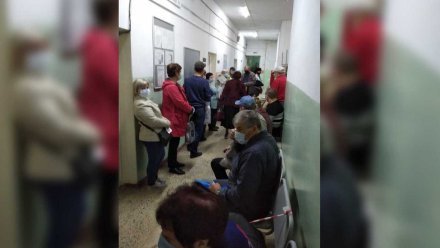 Облздрав отреагировал на фото забитой вопреки коронавирусу поликлиники в Воронеже