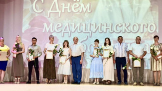 Улыбки, благодарности, награды: «Единая Россия» поздравила медработников региона с профессиональным праздником