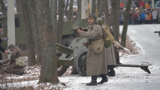 Десятки реконструкторов и воссозданная техника. Зрители увидели бои за Воронеж