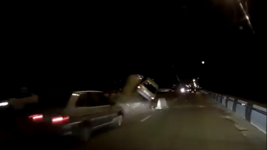 В Воронеже легковушка влетела в кучу бетона и перевернулась: видео появилось в сети