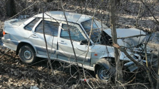 Водитель ВАЗа слетел в кювет и врезался в дерево на воронежской трассе: есть пострадавший