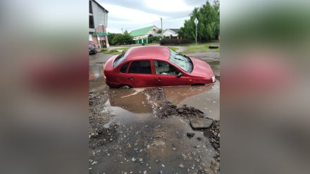 В Павловске машина утонула в луже