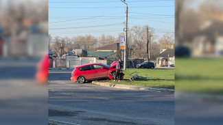 Mazda протаранила столб на Острогожском кольце в Воронеже