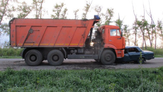 В Воронежской области 22-летний автомобилист пошёл на обгон и врезался в КамАЗ