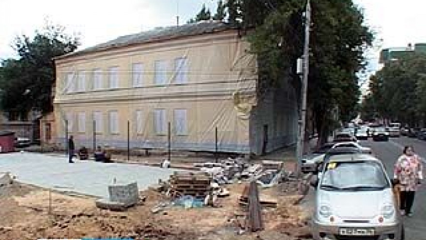 Два здания с аварийными фасадами закрыли сеткой с изображением отремонтированных стен