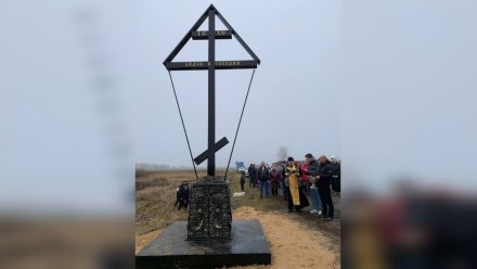 Четырёхметровый поклонный крест установили на въезде в воронежское село