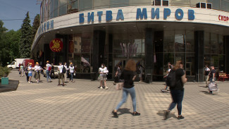 Курящим в центре Воронежа горожанам раздали витамины 