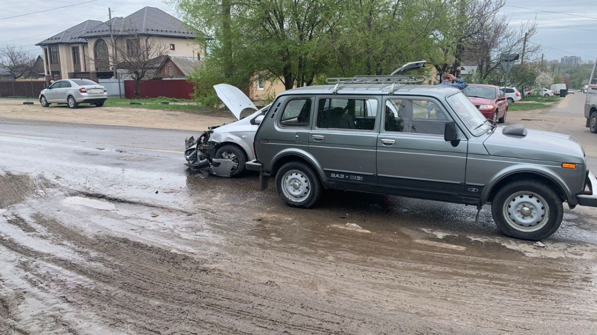 Мужчина и женщина пострадали в массовом ДТП в Воронеже | 17.04.2024 |  Воронеж - БезФормата