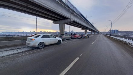 В Воронеже на Северном мосту столкнулись 4 автомобиля