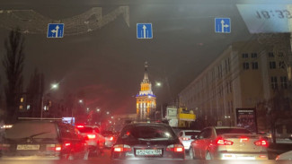 Воронежские водители застряли в пробках у «Галереи Чижова»