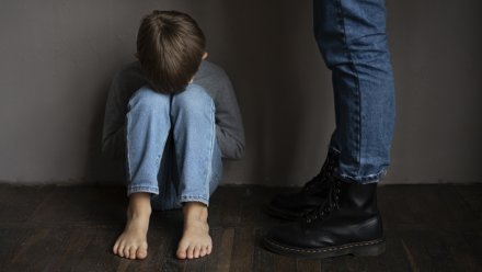 Отец ответит в суде за истязание маленьких сыновей в Калаче