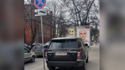 В Воронеже владельца элитного внедорожника оштрафовали за парковку на тротуаре