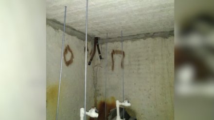 Скопившаяся в подвале мебель помешала дать отопление в пятиэтажке в Воронежской области