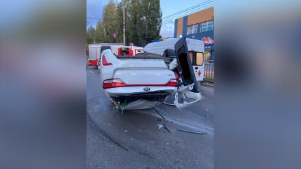 Kia перевернулся в Воронеже после столкновения с Hyundai