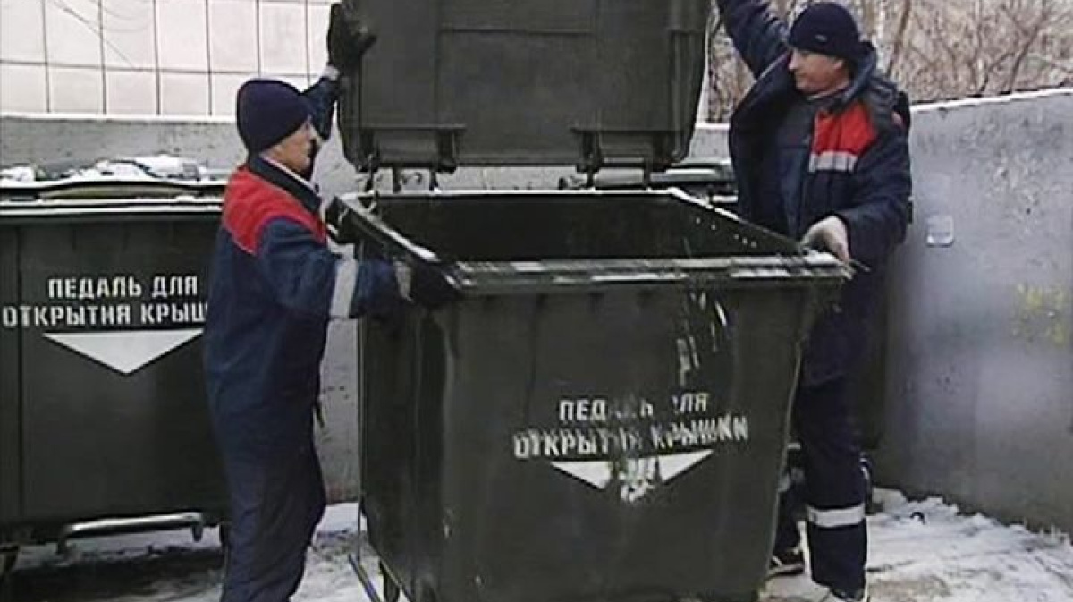 Установка воронеж. Мусорные баки по городу Воронежу. Мусорные баки в Славянске возле ЖД вокзала.