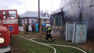 Пожарные вынесли пропановый баллон из горящего дома в Рамони